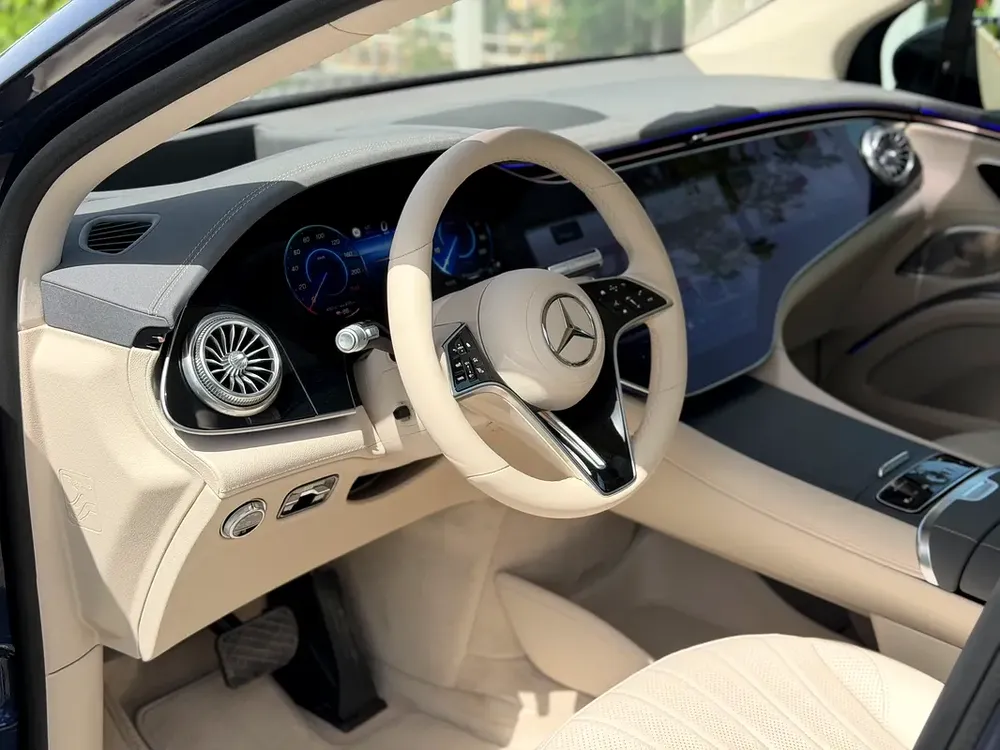 Mercedes-Benz EQS 450 4MATIC 2023 Under Mercedes Warranty & Service (GCC – Ultra Low Mileage ) - Image 10