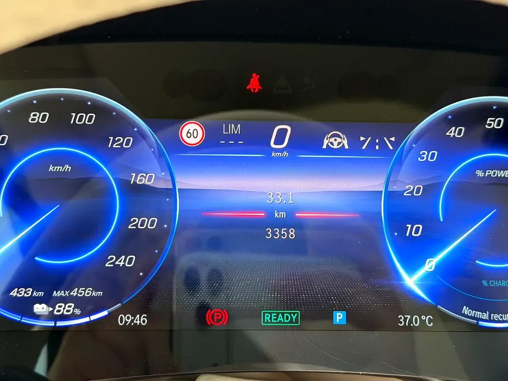 Mercedes-Benz EQS 450 4MATIC 2023 Under Mercedes Warranty & Service (GCC – Ultra Low Mileage ) - Image 19