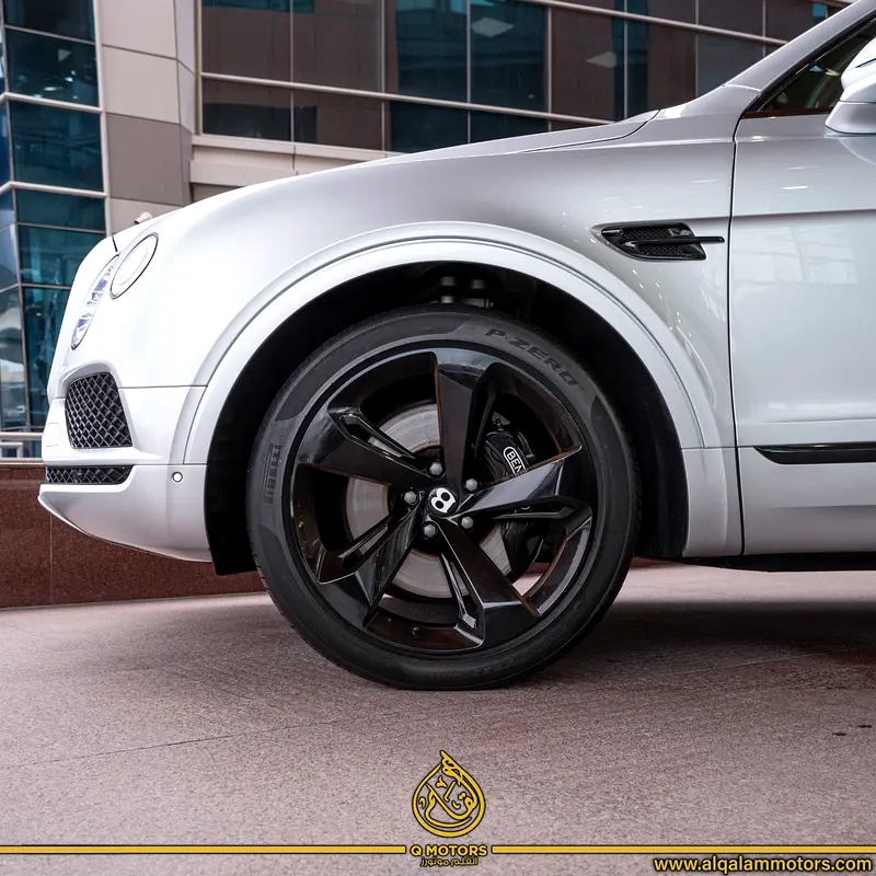 Bentley Bentayga W12  2018 - GCC Specs - Done 64,000KM - Image 13