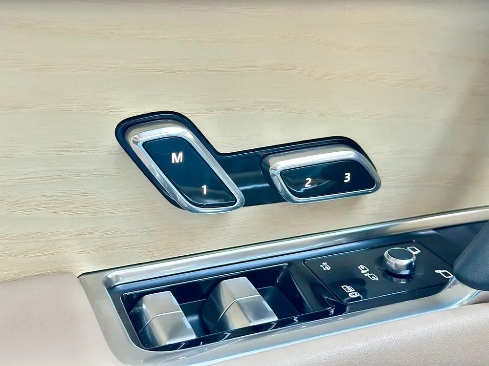 VOGUE | P530 V8 | CLEAN TITLE | CLEAN CARFAX | 2023 - Image 10