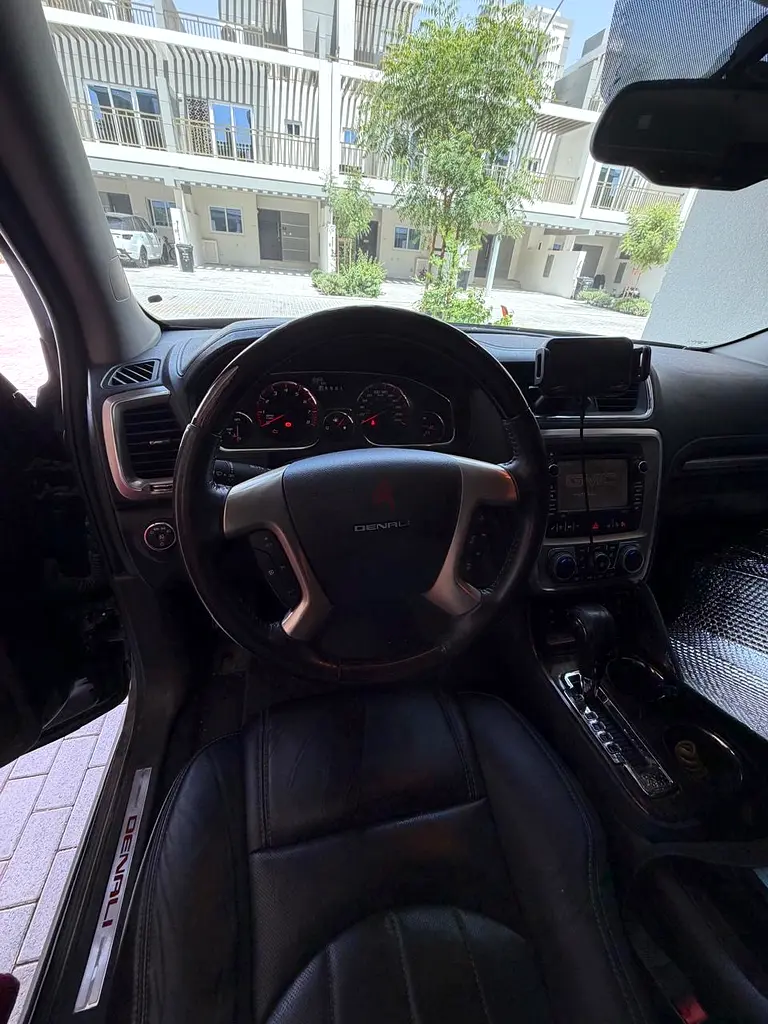 GMC Acadia Denali 2014 GCC Specs | Top Trim | Well Maintained - Image 9