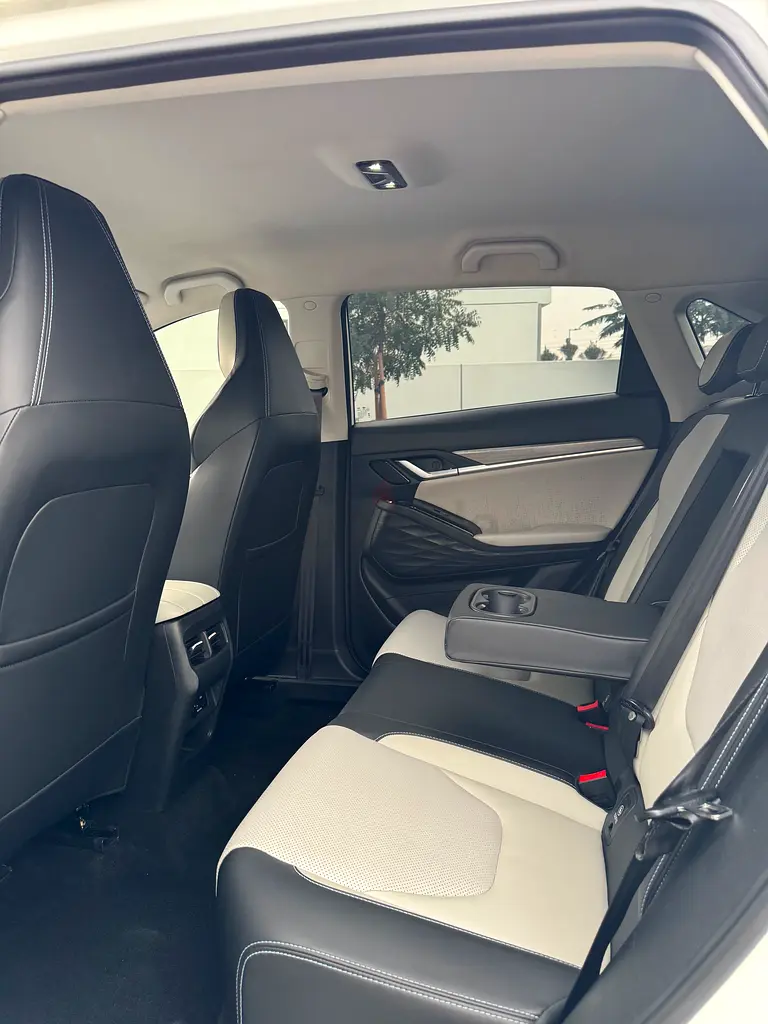JAC JS6 | 2024 | GCC | UNDER WARRANTY AND SERVICE CONTRACT | LOW MILEAGE | 2 KEYS!! - Image 11