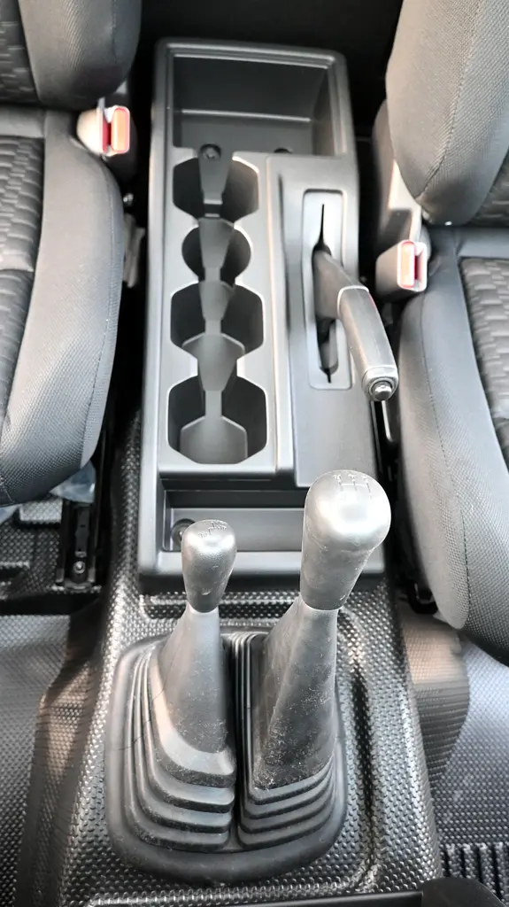 MITSUBISHI L200 GL 2.4L SCAB 4WD 5MT DIESEL M-LINE (2026 MY) - Image 17