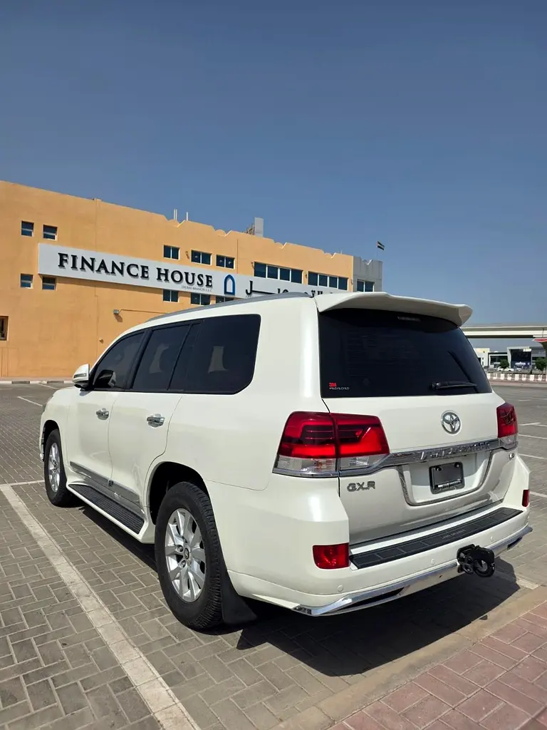 Toyota Land Cruiser GXR V82018 | GCC Specs | Well Maintained | Full service history - Image 4