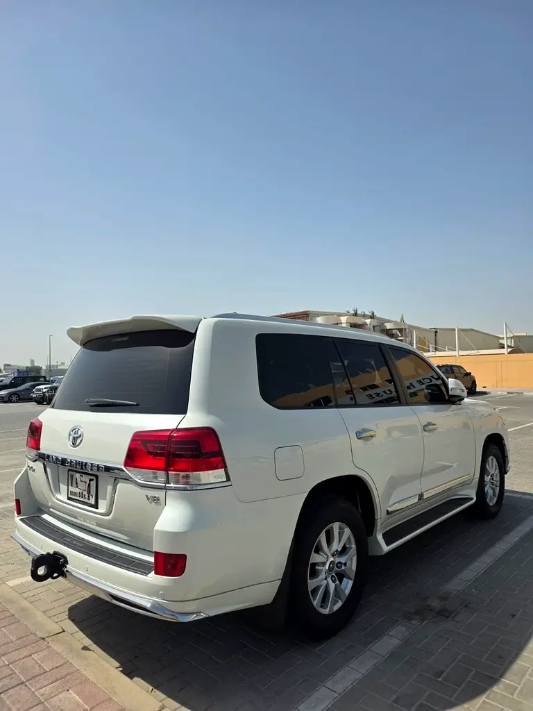 Toyota Land Cruiser GXR V82018 | GCC Specs | Well Maintained | Full service history - Image 5