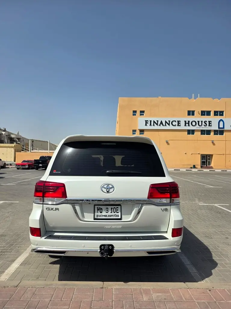 Toyota Land Cruiser GXR V82018 | GCC Specs | Well Maintained | Full service history - Image 6