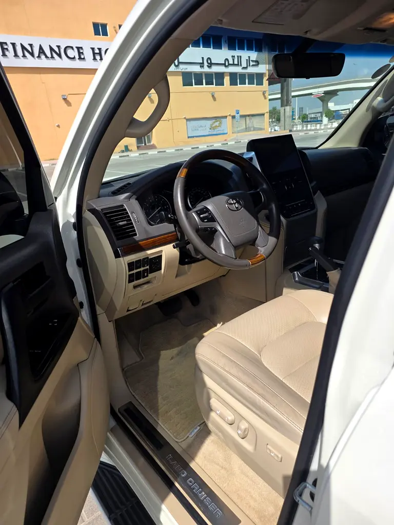 Toyota Land Cruiser GXR V82018 | GCC Specs | Well Maintained | Full service history - Image 7