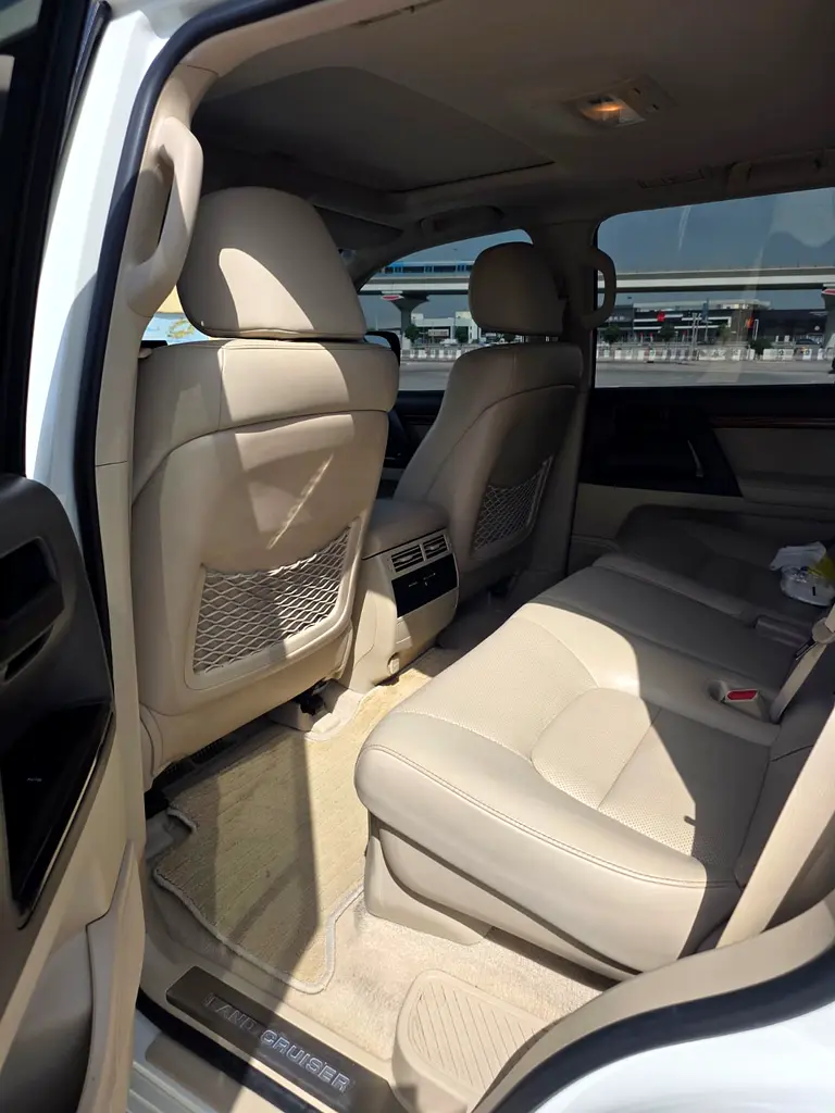 Toyota Land Cruiser GXR V82018 | GCC Specs | Well Maintained | Full service history - Image 8