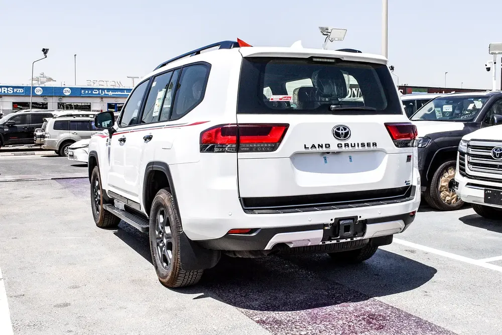 Toyota Land Cruiser GR Sport HYBRID 2025 GCC Specs - Brand New - Image 8