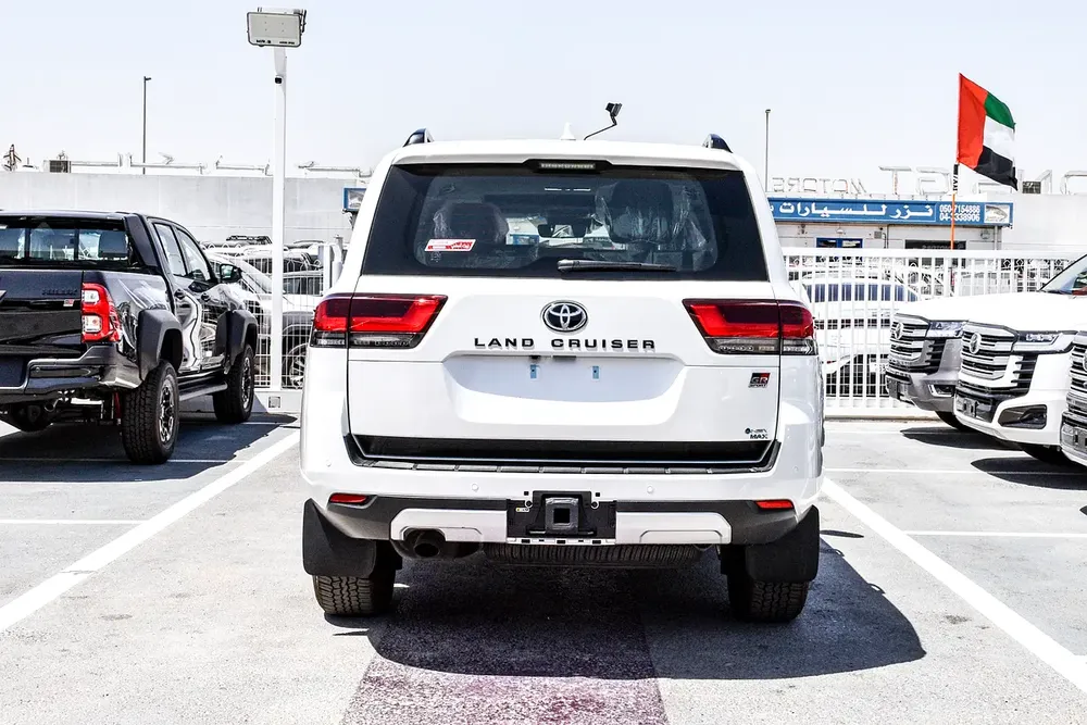 Toyota Land Cruiser GR Sport HYBRID 2025 GCC Specs - Brand New - Image 9