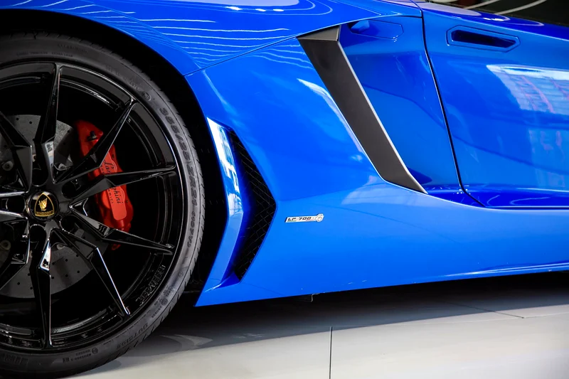 AVENTADOR ROADSTER LP700-4 | BLUE/ORANGE | GCC | CARBON EXTERIOR - Image 6