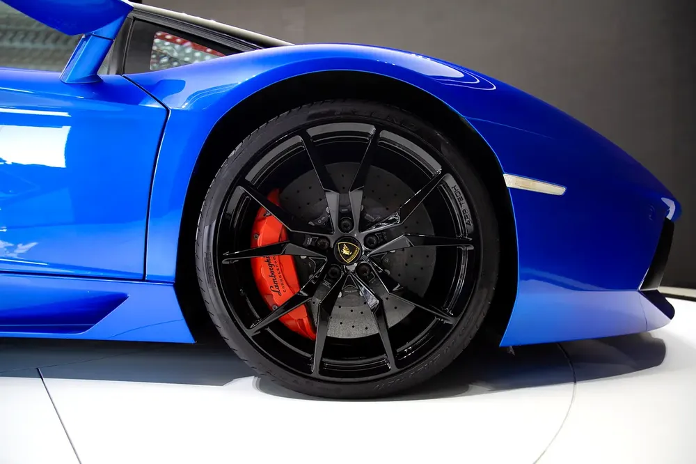 AVENTADOR ROADSTER LP700-4 | BLUE/ORANGE | GCC | CARBON EXTERIOR - Image 8