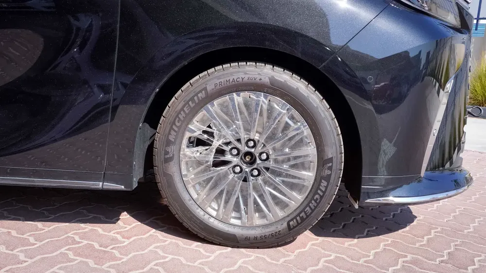 Lexus LM 350h 4 seats - Ready Stock! Local taxes included - Image 4