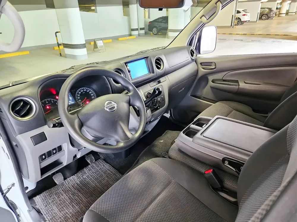 Nissan Urvan NV350 3 Seater 2022 GCC Specs - Manual - Excellent Condition - Image 10