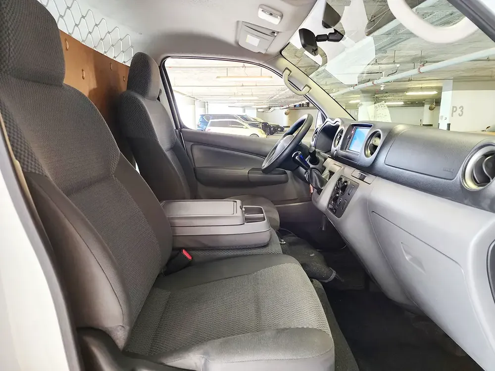 Nissan Urvan NV350 3 Seater 2022 GCC Specs - Manual - Excellent Condition - Image 11