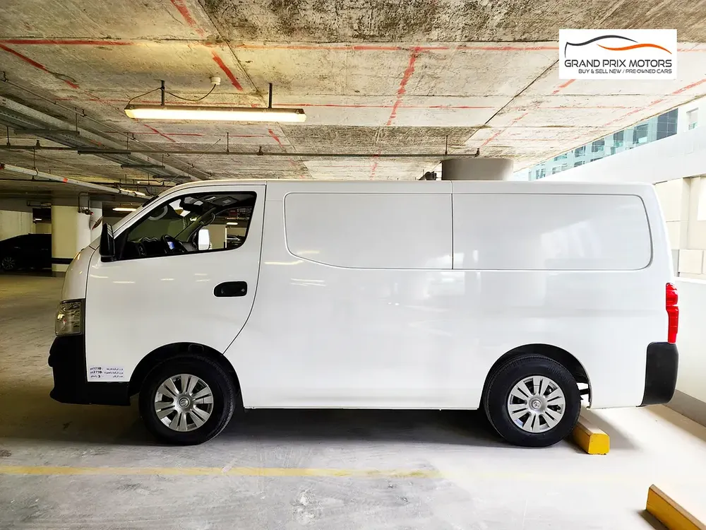Nissan Urvan NV350 3 Seater 2022 GCC Specs - Manual - Excellent Condition - Image 5