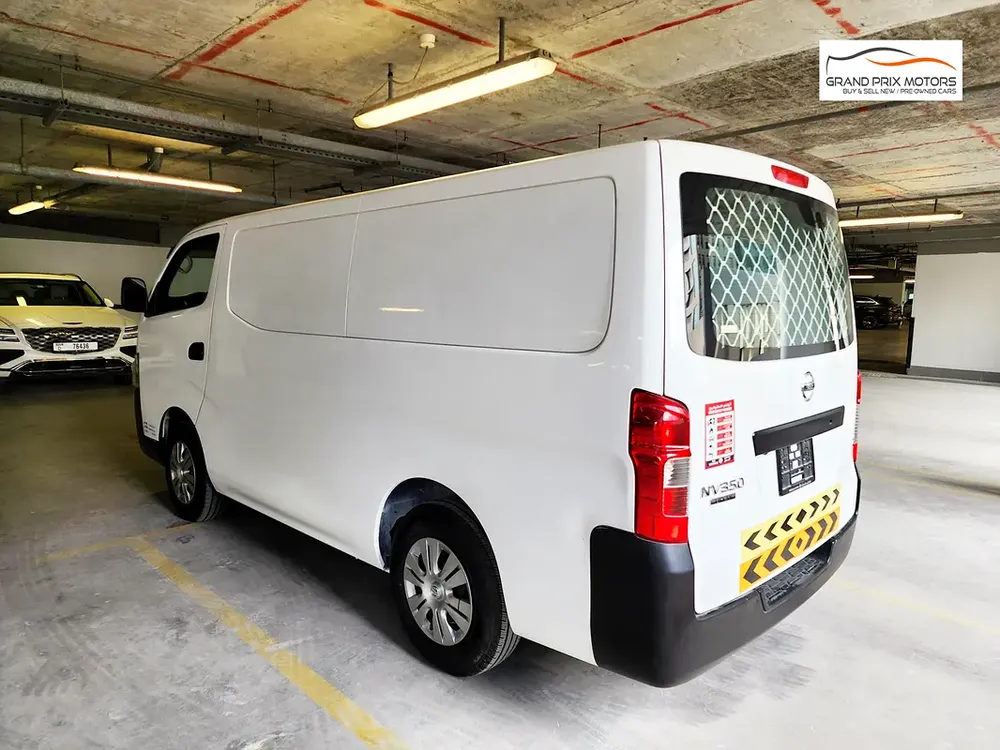 Nissan Urvan NV350 3 Seater 2022 GCC Specs - Manual - Excellent Condition - Image 6