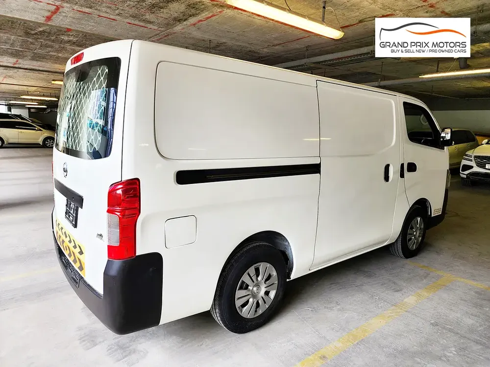 Nissan Urvan NV350 3 Seater 2022 GCC Specs - Manual - Excellent Condition - Image 7