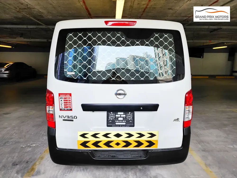 Nissan Urvan NV350 3 Seater 2022 GCC Specs - Manual - Excellent Condition - Image 8