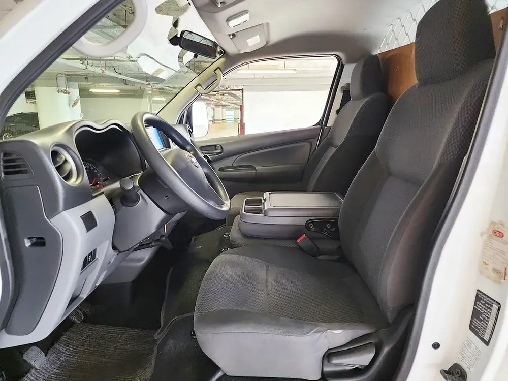 Nissan Urvan NV350 3 Seater 2022 GCC Specs - Manual - Excellent Condition - Image 9