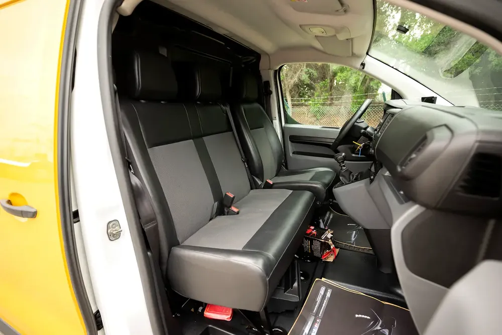 Peugeot Expert | Delivery Van | Manual Diesel | GCC Specs | Ref#P24052 - Image 9