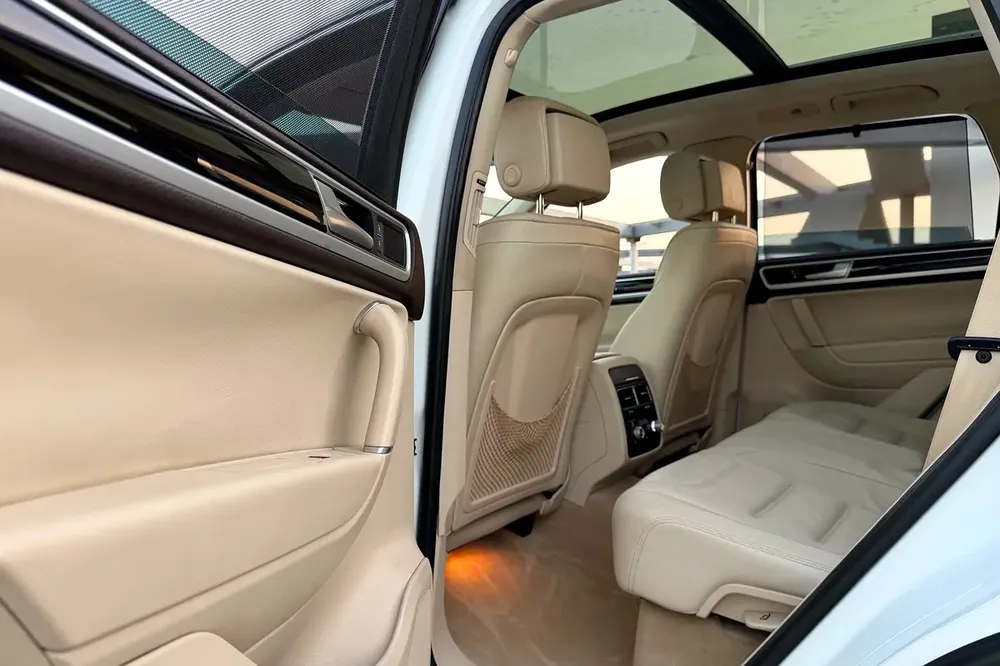 Volkswagen Service History / 2 Keys | Volkswagen Touareg SEL 2016 GCC Specifications (Single Owner) - Image 10