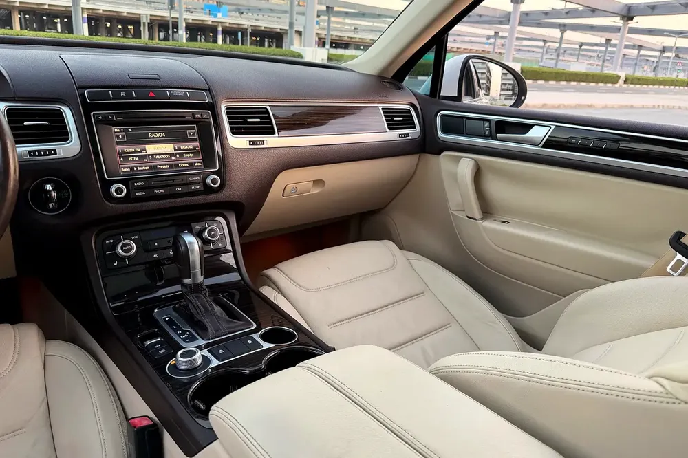 Volkswagen Service History / 2 Keys | Volkswagen Touareg SEL 2016 GCC Specifications (Single Owner) - Image 12