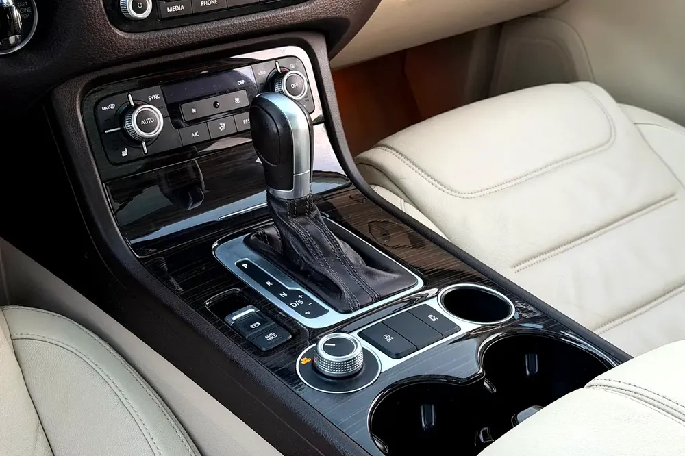 Volkswagen Service History / 2 Keys | Volkswagen Touareg SEL 2016 GCC Specifications (Single Owner) - Image 13