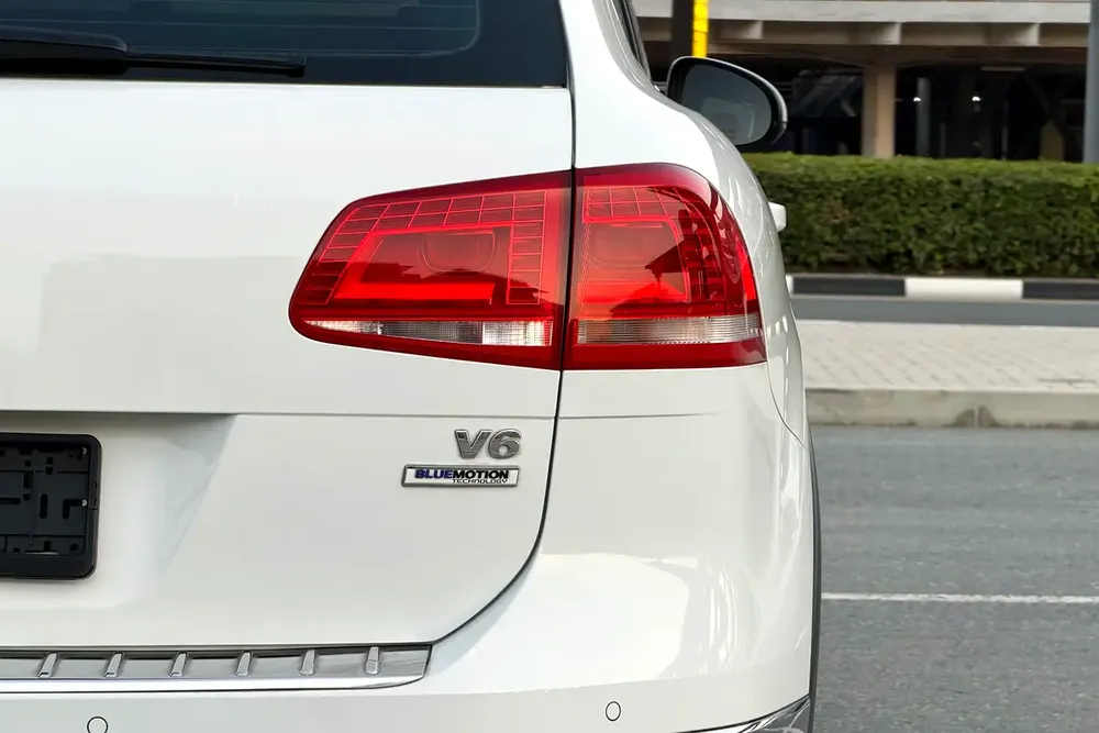 Volkswagen Service History / 2 Keys | Volkswagen Touareg SEL 2016 GCC Specifications (Single Owner) - Image 6