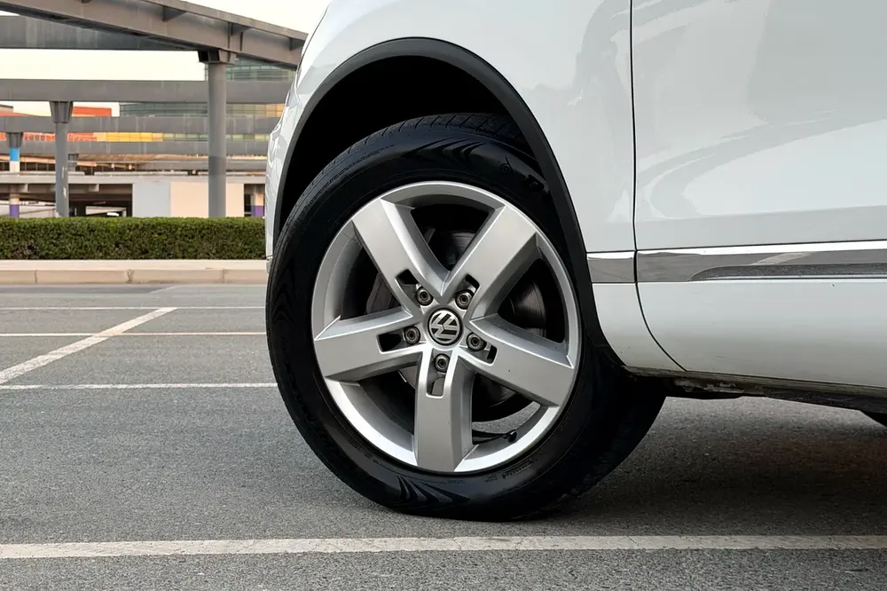 Volkswagen Service History / 2 Keys | Volkswagen Touareg SEL 2016 GCC Specifications (Single Owner) - Image 7