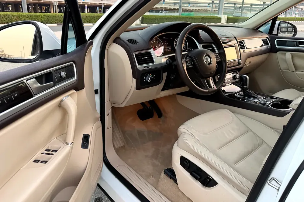 Volkswagen Service History / 2 Keys | Volkswagen Touareg SEL 2016 GCC Specifications (Single Owner) - Image 9