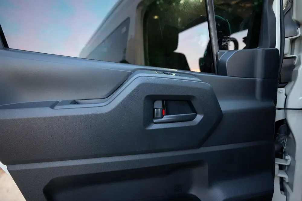 High-Roof 13-Seater Passenger Van | Automatic | GCC Specs | Ref#T28025 - Image 17