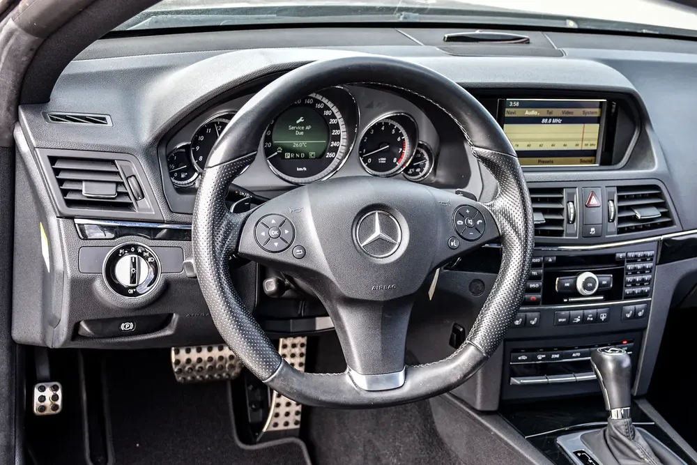 2010 - BENZ E350 COUPE - SUPER CLEAN - LIKE NEW - ONLY 33,000 KM - Image 10
