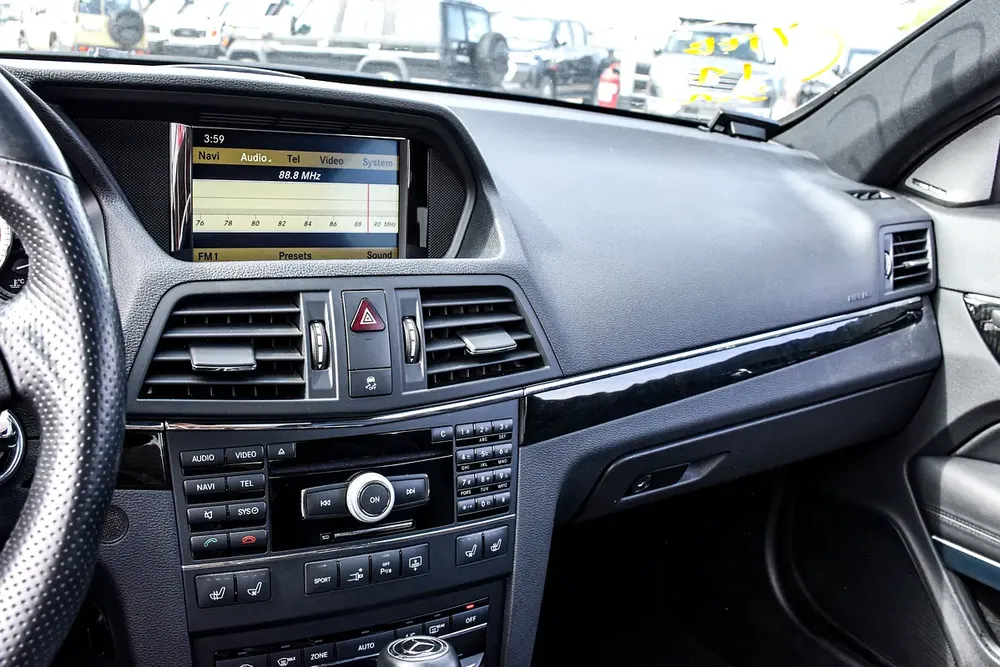 2010 - BENZ E350 COUPE - SUPER CLEAN - LIKE NEW - ONLY 33,000 KM - Image 11