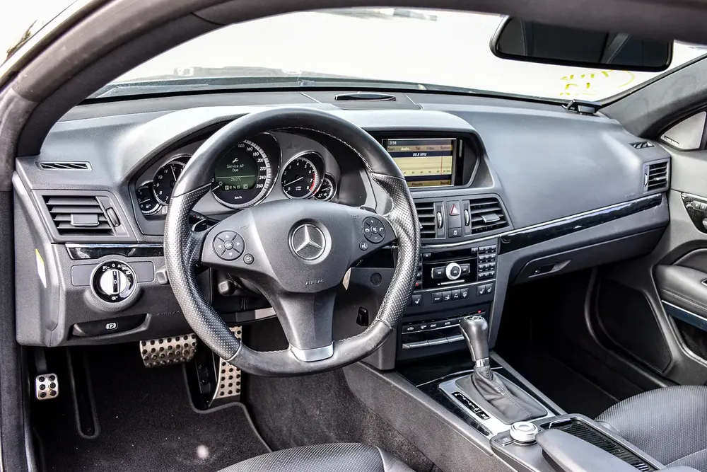 2010 - BENZ E350 COUPE - SUPER CLEAN - LIKE NEW - ONLY 33,000 KM - Image 12