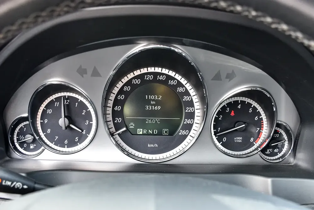 2010 - BENZ E350 COUPE - SUPER CLEAN - LIKE NEW - ONLY 33,000 KM - Image 9