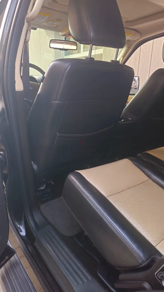 Well Maintained Ford Explorer Eddie Bauer 2010 | GCC Specs - Image 10