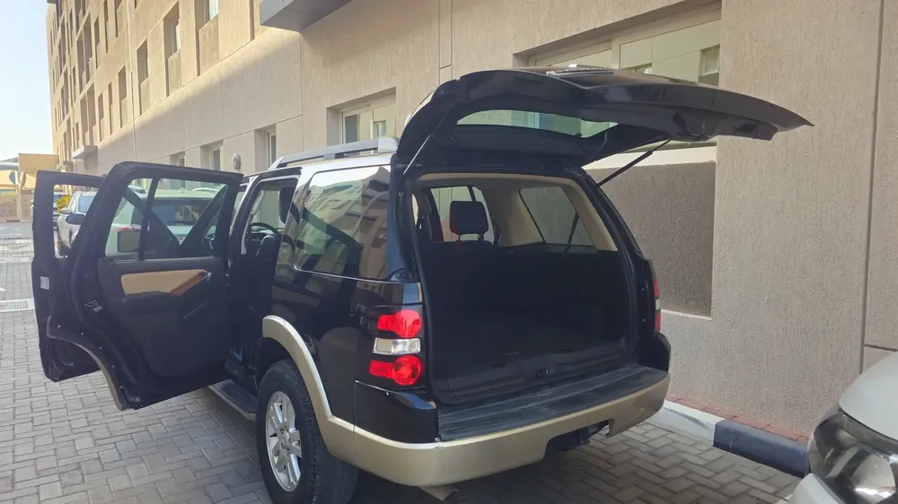 Well Maintained Ford Explorer Eddie Bauer 2010 | GCC Specs - Image 11