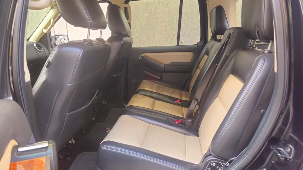 Well Maintained Ford Explorer Eddie Bauer 2010 | GCC Specs - Image 12