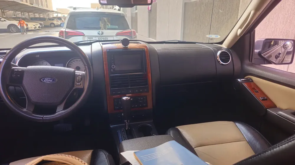 Well Maintained Ford Explorer Eddie Bauer 2010 | GCC Specs - Image 13