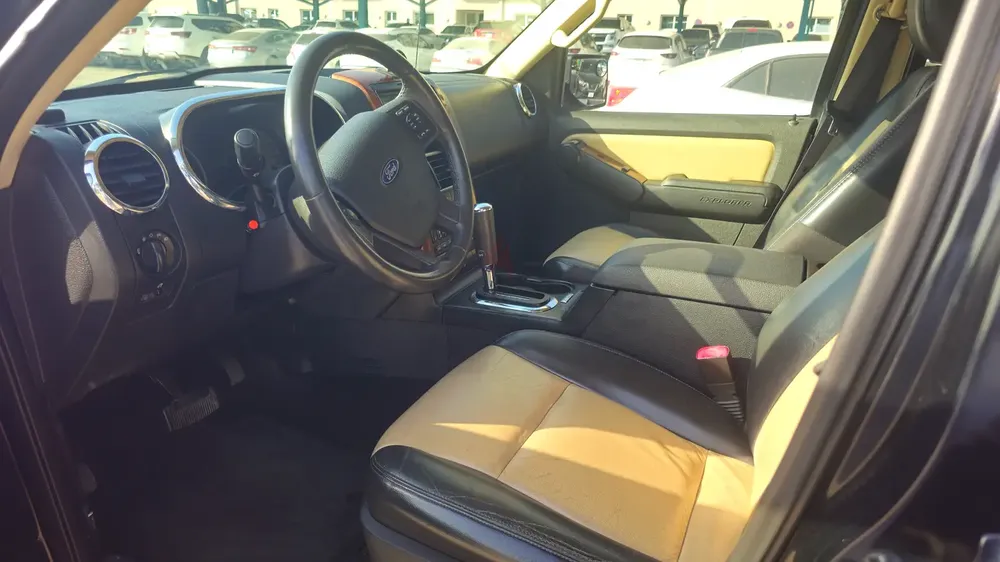 Well Maintained Ford Explorer Eddie Bauer 2010 | GCC Specs - Image 4