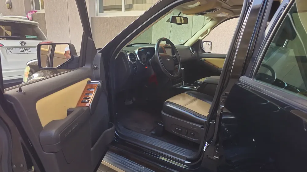 Well Maintained Ford Explorer Eddie Bauer 2010 | GCC Specs - Image 8