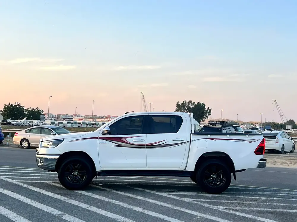 2022 Toyota Hilux SR5 Premium Full Option - 2.7L V4 - 4x4 AWD - Rear CAM & AC - big Body - Image 4