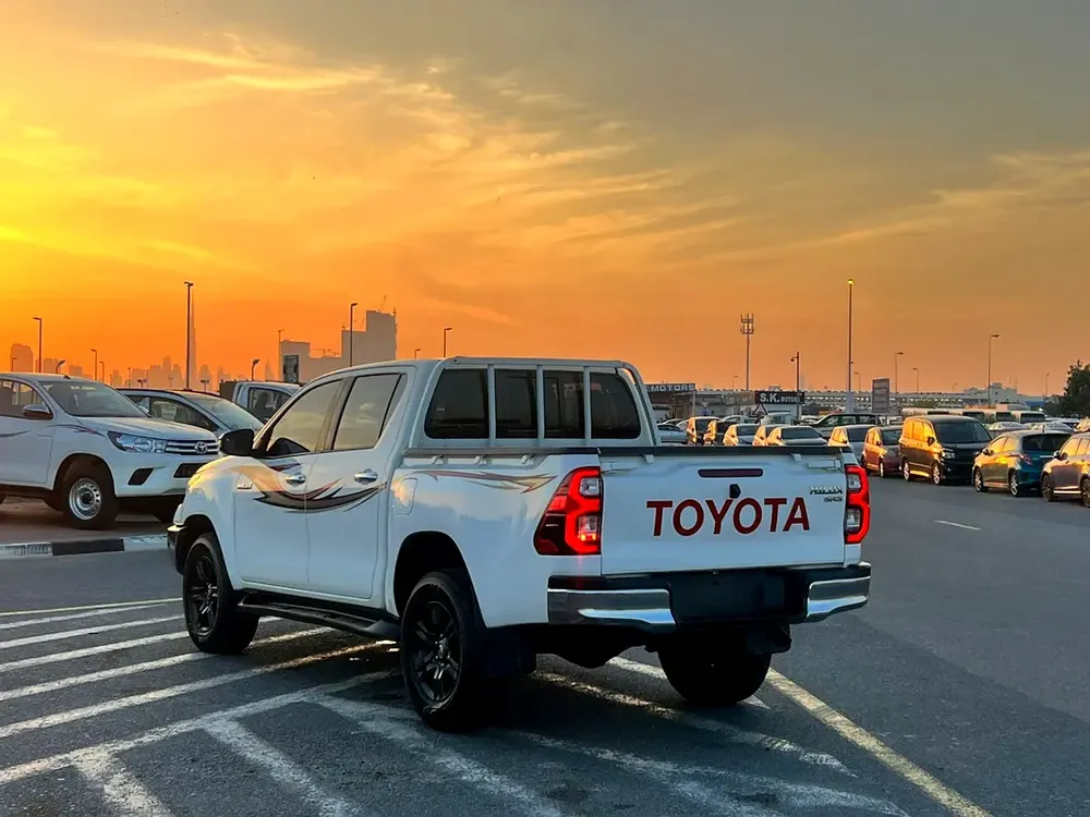 2022 Toyota Hilux SR5 Premium Full Option - 2.7L V4 - 4x4 AWD - Rear CAM & AC - big Body - Image 5