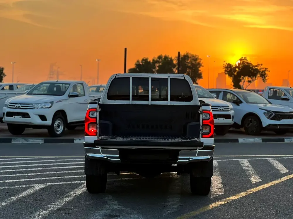 2022 Toyota Hilux SR5 Premium Full Option - 2.7L V4 - 4x4 AWD - Rear CAM & AC - big Body - Image 7