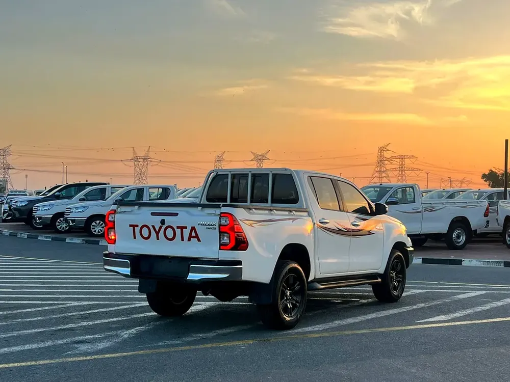 2022 Toyota Hilux SR5 Premium Full Option - 2.7L V4 - 4x4 AWD - Rear CAM & AC - big Body - Image 8