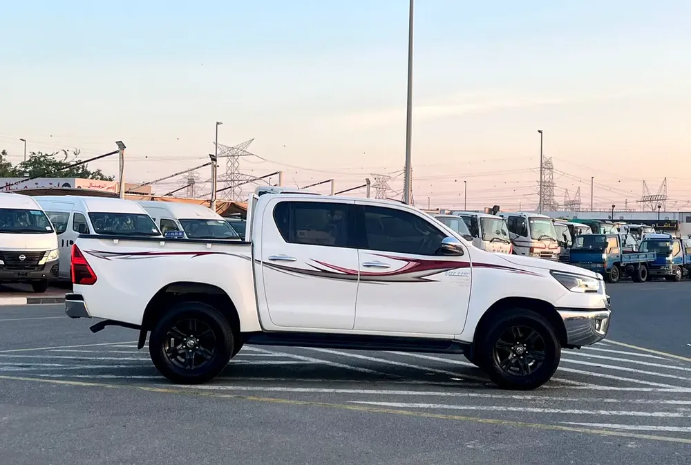 2022 Toyota Hilux SR5 Premium Full Option - 2.7L V4 - 4x4 AWD - Rear CAM & AC - big Body - Image 9