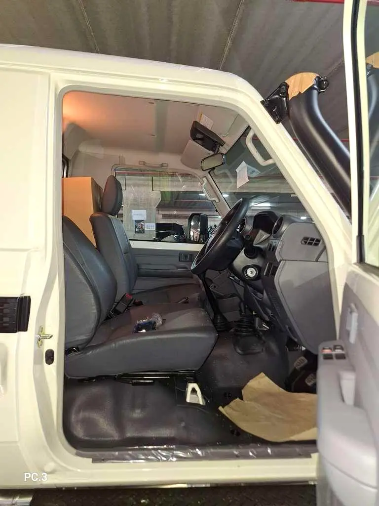 RHD LC79 Pickup 4.2L SC MT 4X4 - Japanese Specs - Export Only - Image 5