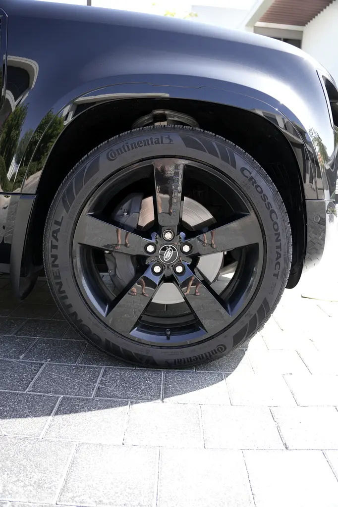 2025 Land Rover Defender 110 X-Dynamic HSE | GCC | 1 Owner | 2 Keys - Image 10