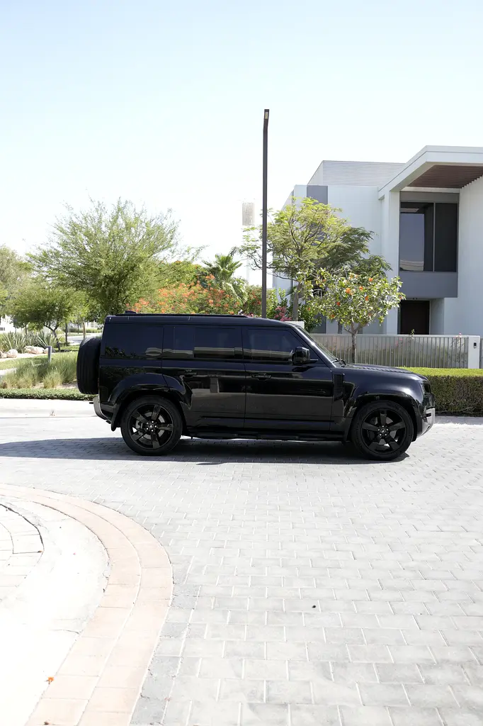 2025 Land Rover Defender 110 X-Dynamic HSE | GCC | 1 Owner | 2 Keys - Image 11